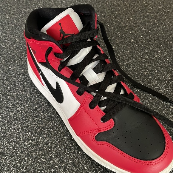 Chicago Bulls Retro Air Jordan One Mids - Picture 2 of 5